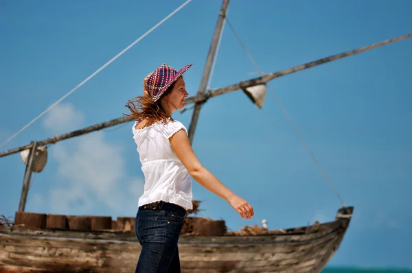 Ευτυχισμένη Κοπέλα Απολαμβάνοντας Περπάτημα Στην Ακτή Ωκεανό — Φωτογραφία Αρχείου