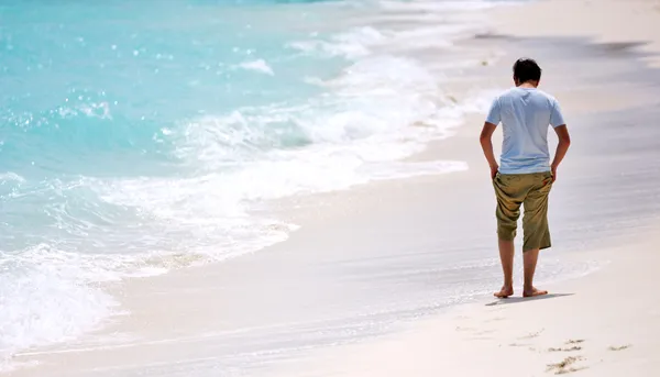 Homem Caminhando Costa Oceano — Fotografia de Stock