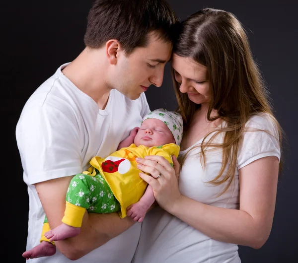 Imagen Del Estudio Padres Jóvenes Felices Niña Recién Nacida Sobre — Foto de Stock