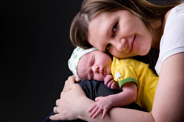 Jovem mãe feliz e menina recém-nascida — Fotografia de Stock