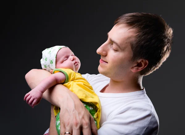 Szczęśliwy młody ojciec i dziewczyna noworodka — Zdjęcie stockowe