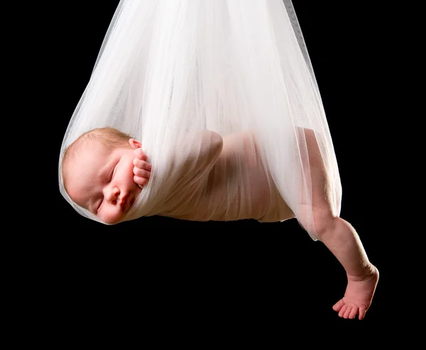 鹳宝宝包 天老初生女婴进行中白色的布 — 图库照片