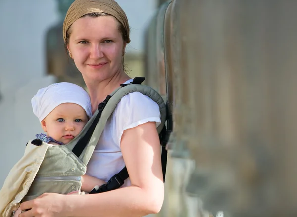 Мать и ребенок путешествуют — стоковое фото