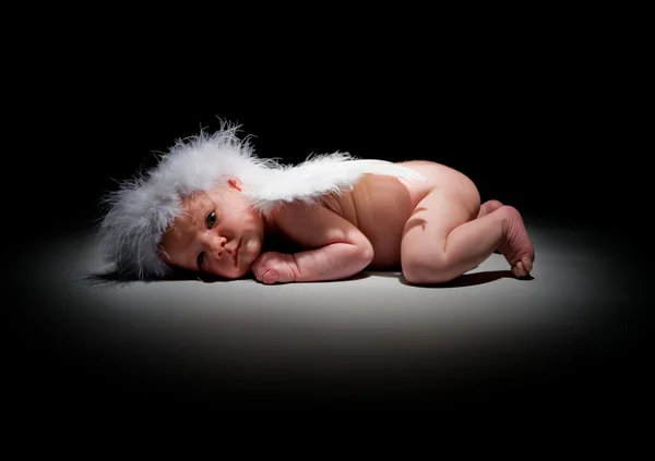 赤ちゃん天使 光の中で生まれたばかりの天使 — ストック写真