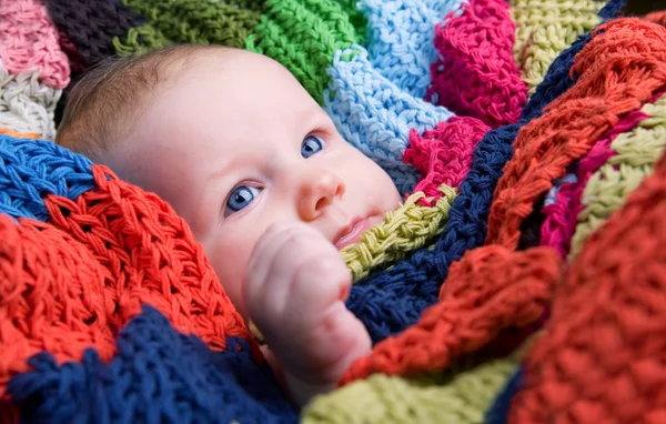 三个月大女婴与蓝色的大眼睛的肖像 — 图库照片