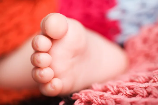 Stóp Trzy Miesiące Życia Dziecka Pokryta Kolorowy Koc — Zdjęcie stockowe