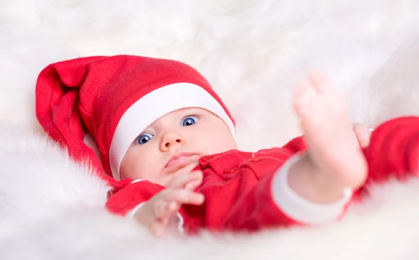 在红色的圣诞帽圣诞宝贝女儿的肖像 — 图库照片