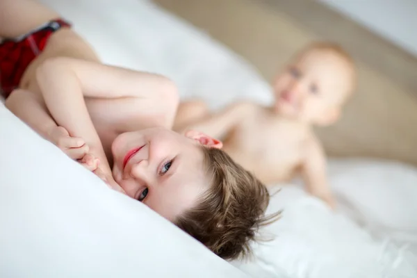 Kleiner Bruder Und Schwester Spielen Bett — Stockfoto