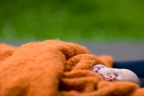 Söta Drömmar Utomhus Liten Bebis Sover Utomhus Täckta Med Varm — Stockfoto