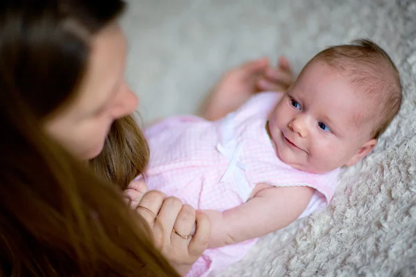 Eerste Glimlach Weken Oud Meisje Van Baby Lachend Voor Haar — Stockfoto