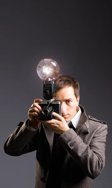 Retro Foto Jornalista Segurando Câmera Vintage Com Lâmpada Flash — Fotografia de Stock