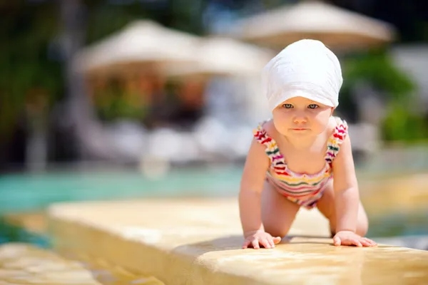 Niedliche Baby Mädchen Badeanzug Entspannen Pool — Stockfoto