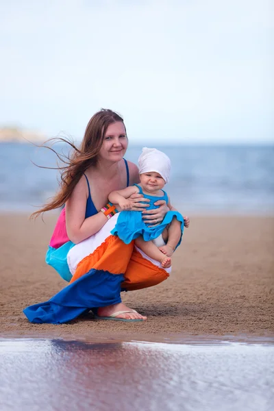 年轻的母亲和她的宝贝女儿在海滩上 — 图库照片