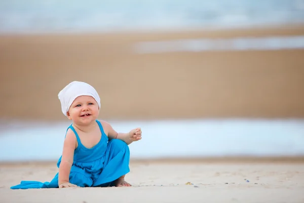 Ребенок на пляже — стоковое фото