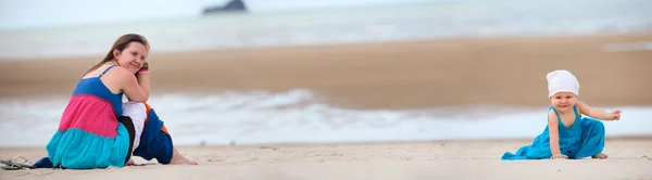 Панорамное Фото Молодой Матери Девочки Пляже — стоковое фото