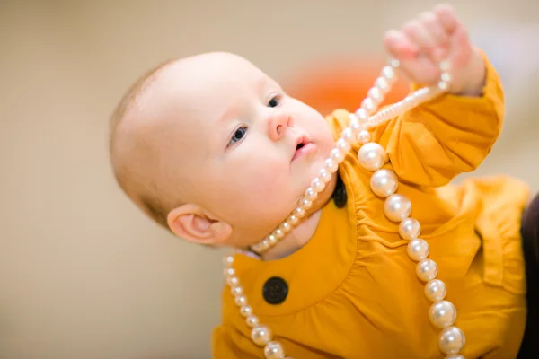 Petite Fille Mignonne Jouant Avec Des Perles Blanches — Photo