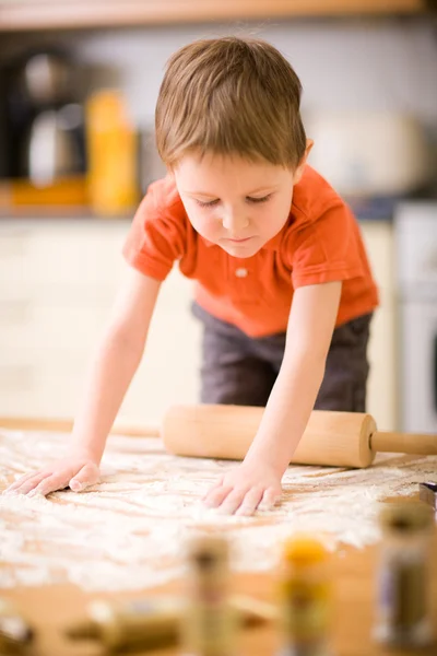 Мальчик печет печенье — стоковое фото