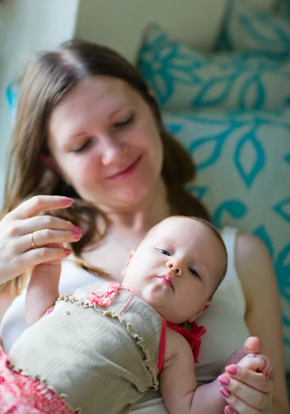 Sevgi Dolu Bir Anne Bebek Evde Kapat — Stok fotoğraf