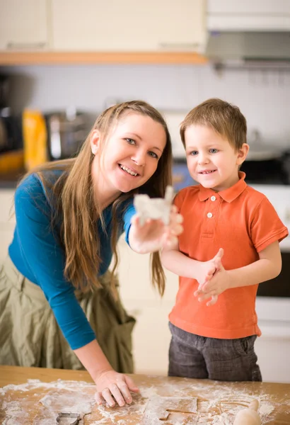 若いですお母さんと息子でキッチン作りクッキー — ストック写真
