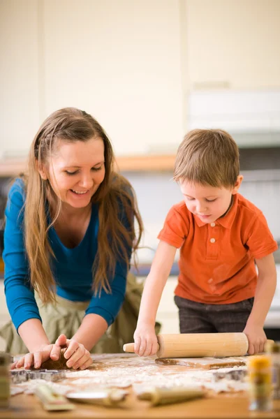 若い母親と息子のクッキーを作って台所で 手に焦点を当てる — ストック写真