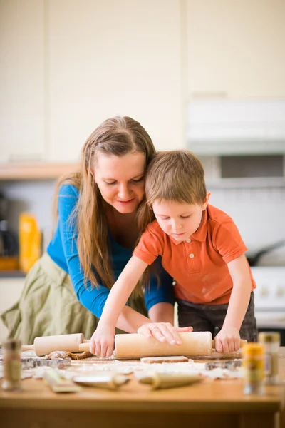 Familj bakning — Stockfoto