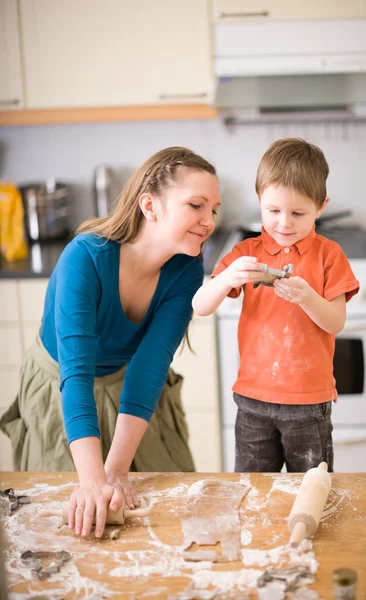 Νεαρή Μητέρα Και Γιος Στην Κουζίνα Φτιάχνουν Μπισκότα — Φωτογραφία Αρχείου
