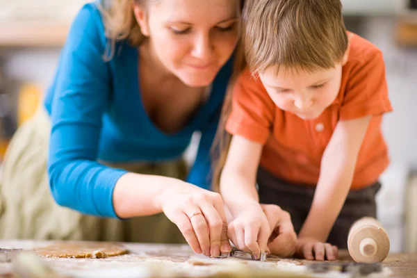 Νεαρή Μητέρα Και Γιος Στην Κουζίνα Φτιάχνουν Μπισκότα — Φωτογραφία Αρχείου