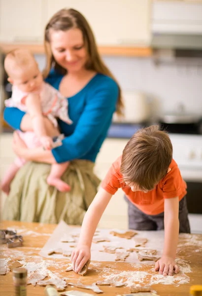 Família Jovem Cozinha Fazendo Biscoitos Gengibre — Fotografia de Stock