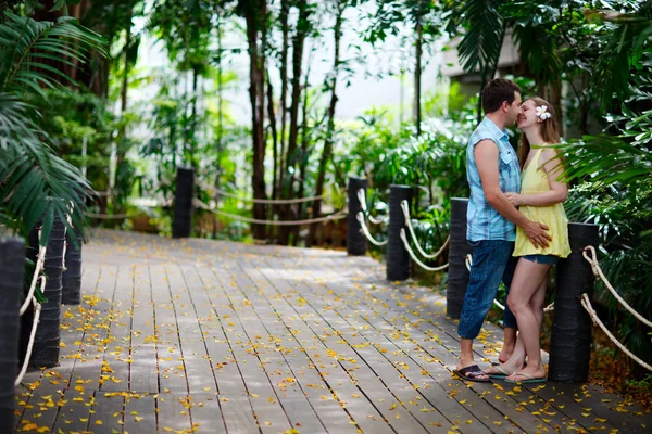 在夏季的一天户外接吻的年轻浪漫情侣 — 图库照片