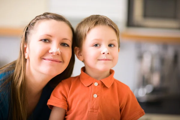 Porträt Einer Glücklichen Jungen Mutter Und Ihres Sohnes Beim Gemeinsamen — Stockfoto