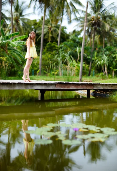 Chica cerca de estanque — Foto de Stock