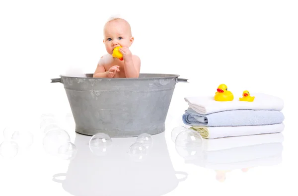 Badezeit Niedlich Glücklich Baby Mädchen Mit Bad Isoliert Auf Weiß — Stockfoto