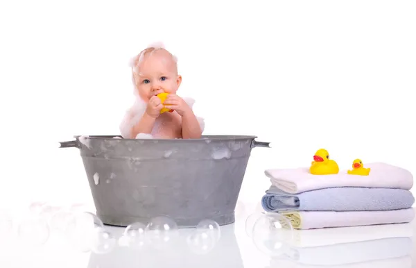 Banyo Zamanı Banyoda Kız Şirin Mutlu Bebek Beyaz Izole — Stok fotoğraf