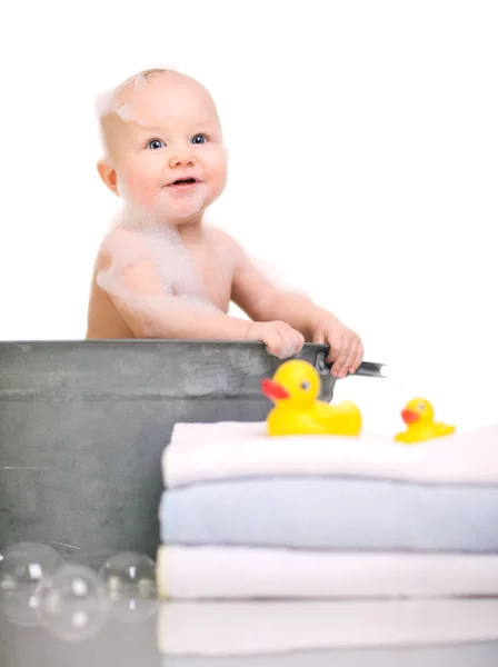 お風呂の時間です かわいい幸せな女の赤ちゃん浴室を持っています 白で隔離されます — ストック写真