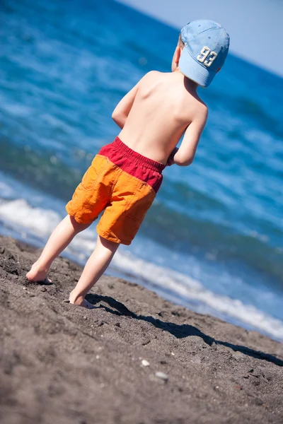 Μικρό Αγόρι Στο Ηφαιστειακή Μαύρη Αμμουδιά — Φωτογραφία Αρχείου