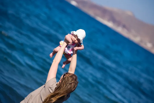 年轻的母亲和两个月大女婴在海滩上 — 图库照片