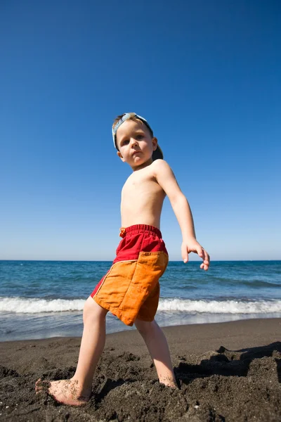 Menino Pequeno Brincando Praia Areia Preta Vulcânica — Fotografia de Stock