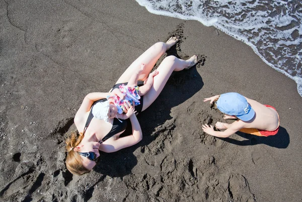 Jonge Moeder Twee Kinderen Zwarte Zand Strand — Stockfoto