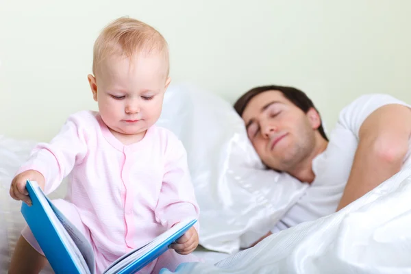 Baby reading to father — Stock Photo, Image