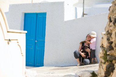 Avrupa Aile gezisi. Yunan şehir keşfetmek iki çocuklu genç anne.