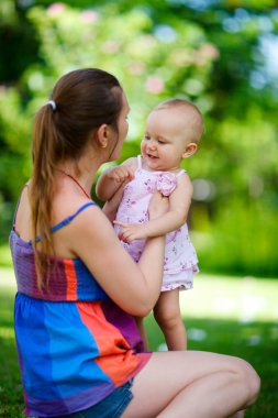 genç anne ve bebek kız açık havada yaşam portresi