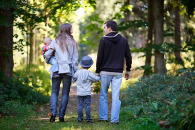 iki genç aile zevk güzel sonbahar günü çocuklar