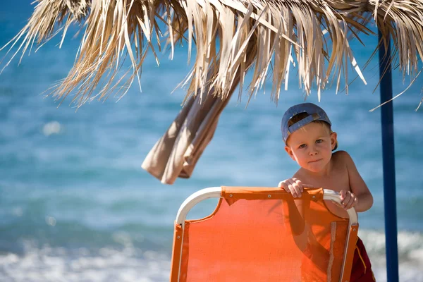 Маленький Мальчик Играет Пляже — стоковое фото