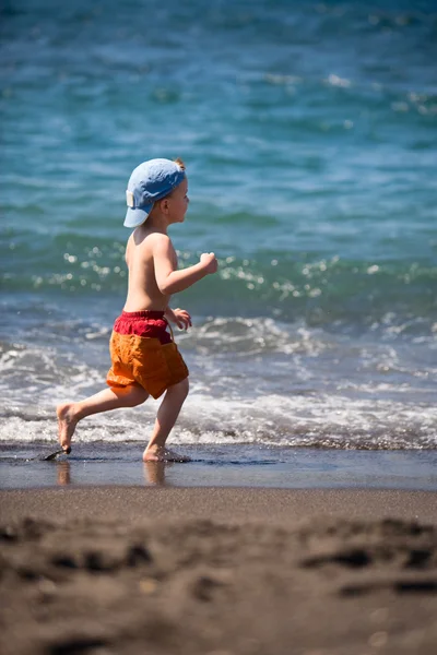 Piccolo Ragazzo Che Gioca Alla Spiaggia Vulcanica Sabbia Nera — Foto Stock