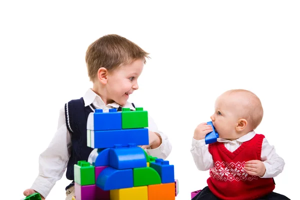 Bruder Und Schwester Spielen Zusammen Mit Bausteinen — Stockfoto
