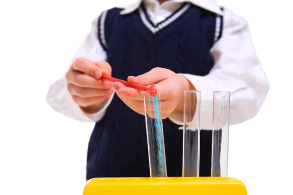 Junge Führt Chemie Experimente Mit Verschiedenen Flüssigkeiten Durch — Stockfoto