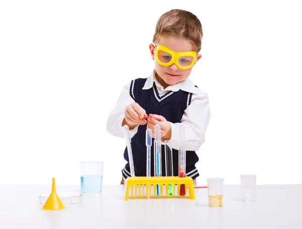 年轻的男孩执行不同的液体的化学实验 — 图库照片