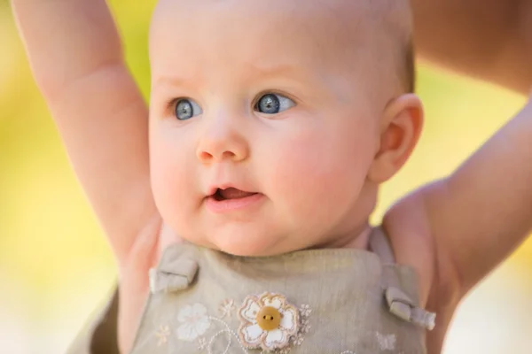 かわいい ヶ月の赤ちゃん女の子屋外の肖像画 — ストック写真
