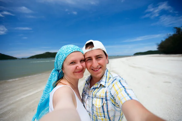 Unga Lyckliga Paret Stranden Har Roligt — Stockfoto