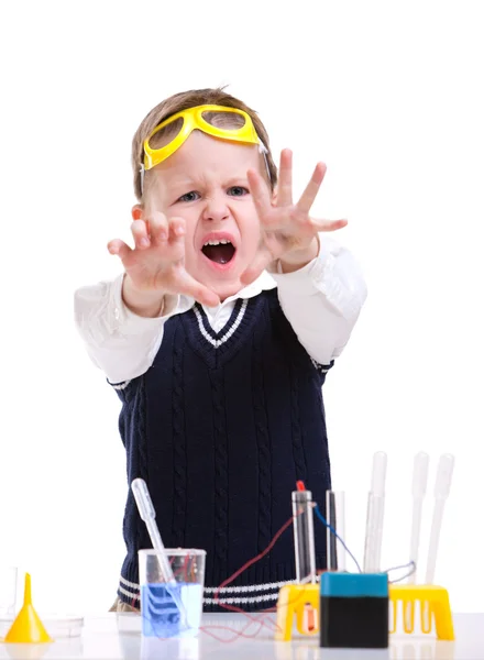Genç Çocuk Farklı Sıvılar Ile Kimya Deneyleri Yapmak — Stok fotoğraf